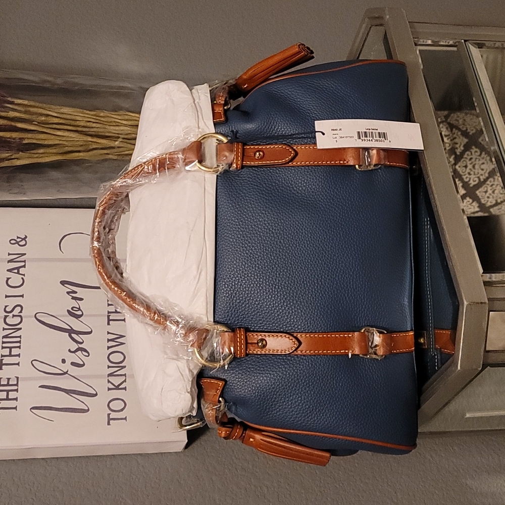 Dooney and Bourke Large Satchel Hand Bag...BRAND NEW. - Picture 2 of 7